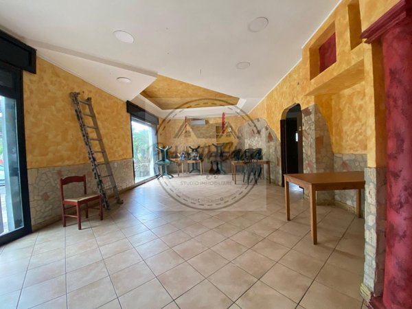 locale commerciale in affitto a Velletri