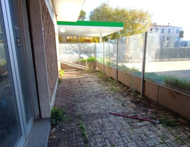 locale commerciale in affitto a Velletri
