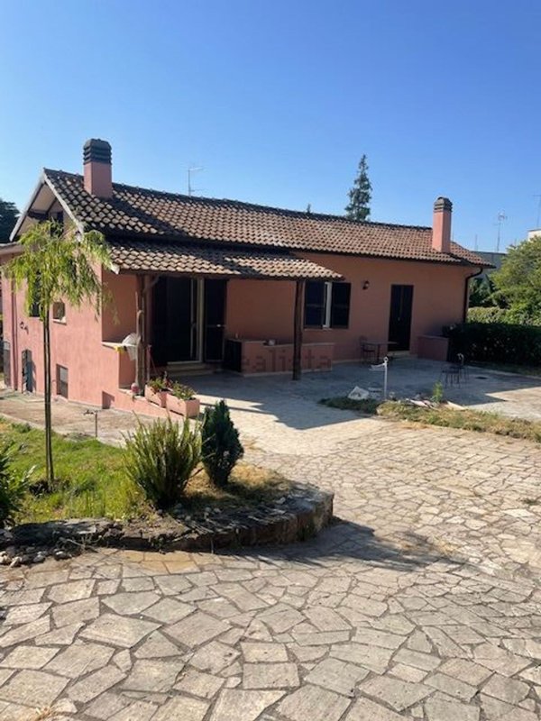 casa indipendente in affitto a Velletri