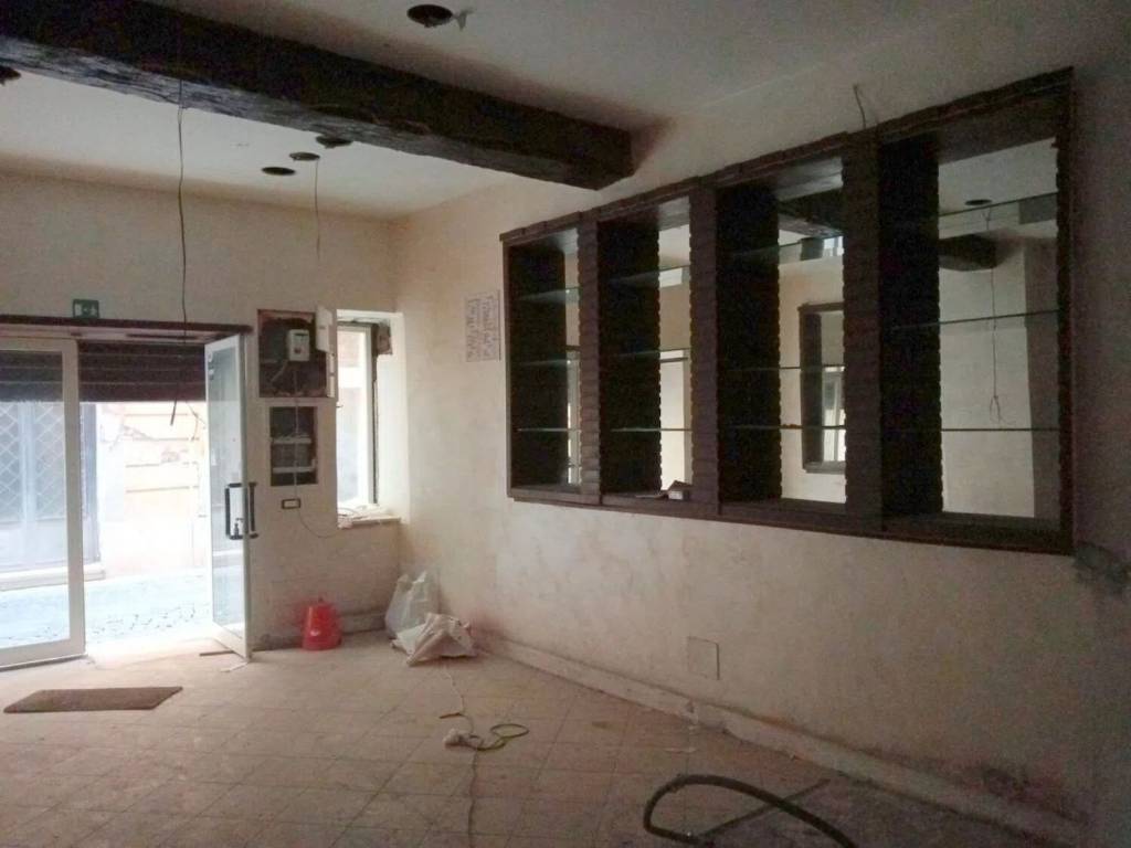 locale commerciale in affitto a Velletri