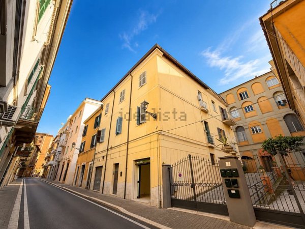 locale commerciale in affitto a Velletri