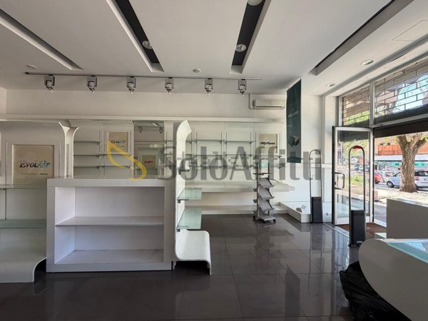 locale commerciale in affitto a Velletri