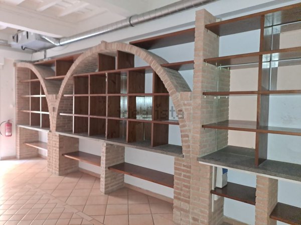 locale commerciale in affitto a Velletri