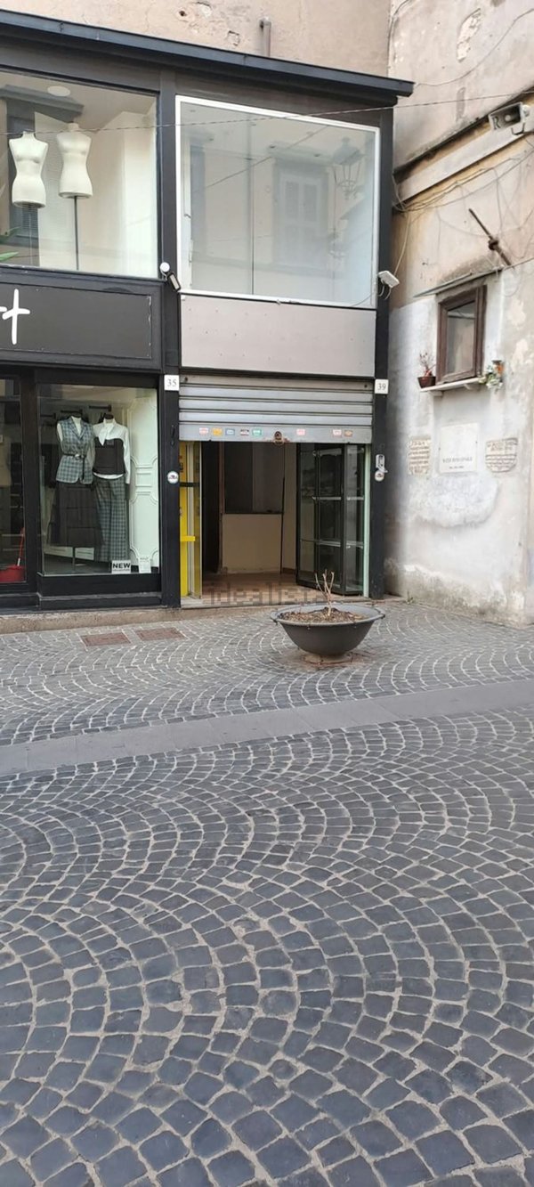 locale commerciale in affitto a Velletri