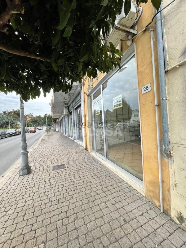 locale commerciale in affitto a Velletri