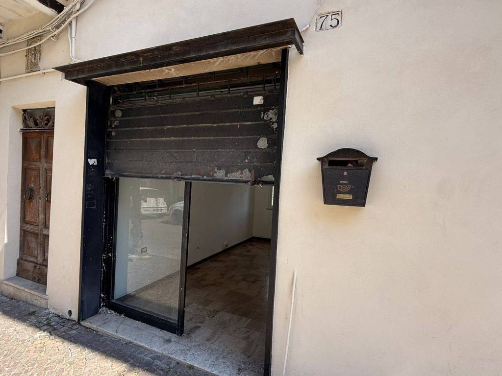 negozio in affitto a Zagarolo in zona Valle Martella