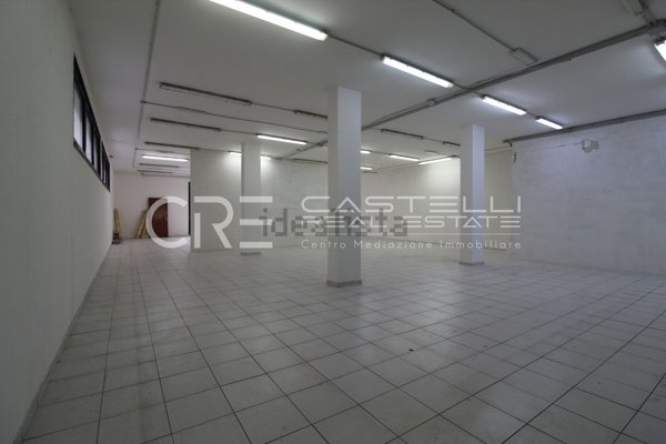 locale commerciale in affitto a Lariano