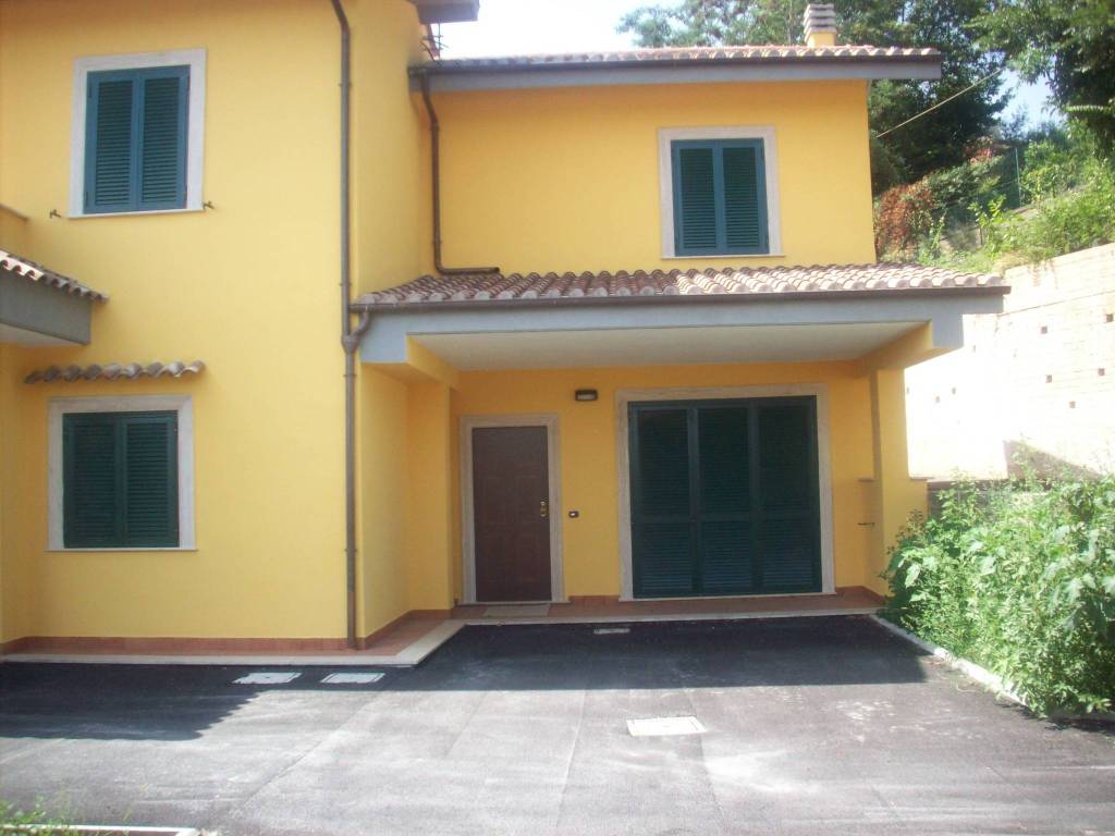 casa indipendente in affitto a Lariano