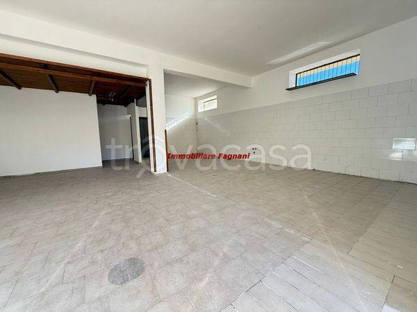 negozio in affitto a Lariano