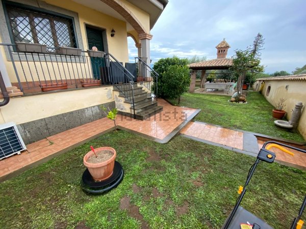 casa indipendente in affitto a Lariano