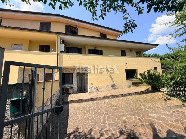 casa indipendente in affitto a Lariano