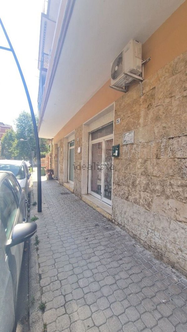 locale commerciale in affitto a Ladispoli