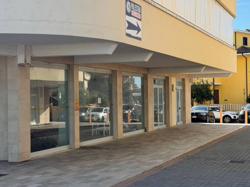negozio in affitto a Ladispoli