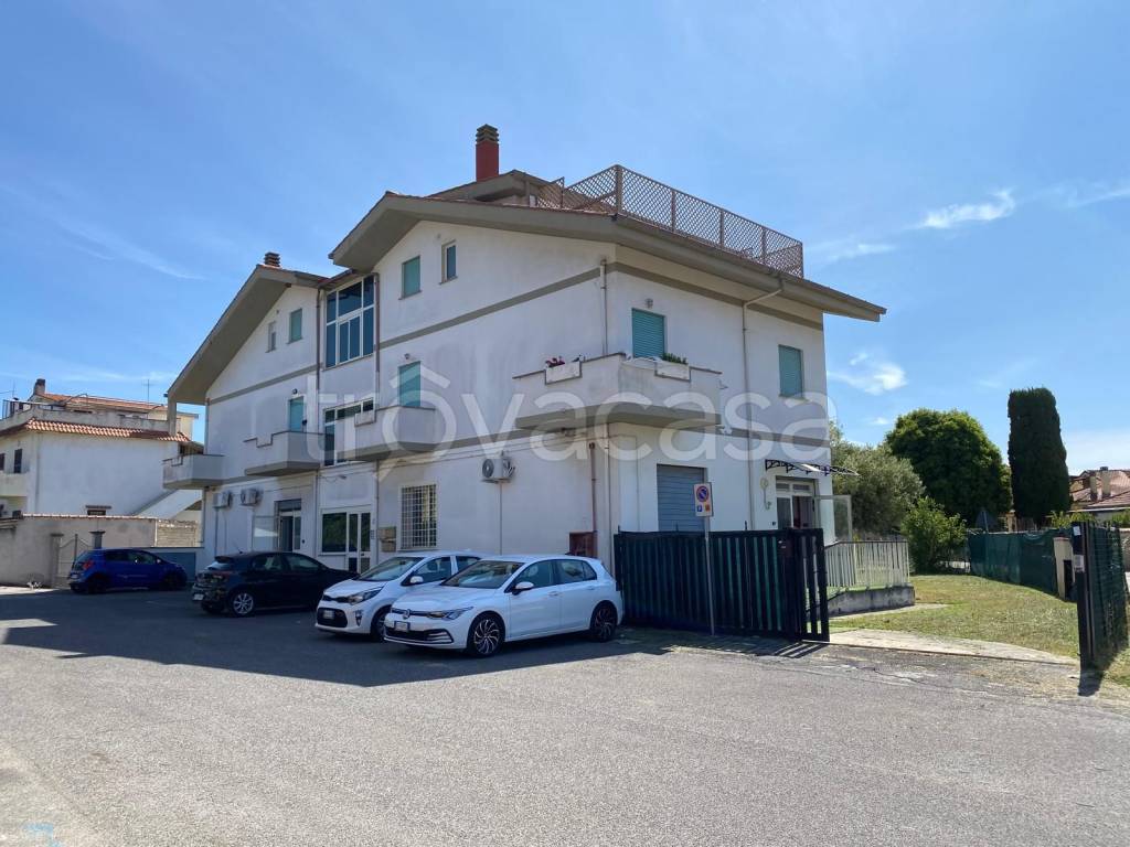 negozio in affitto ad Ardea in zona Marina di Ardea