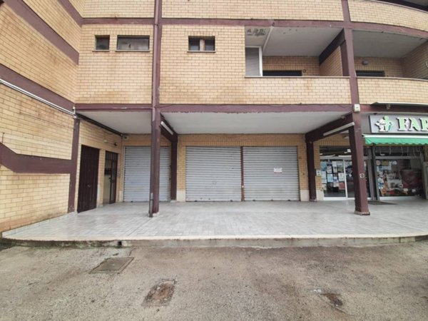 negozio in affitto ad Ardea in zona Colle Romito