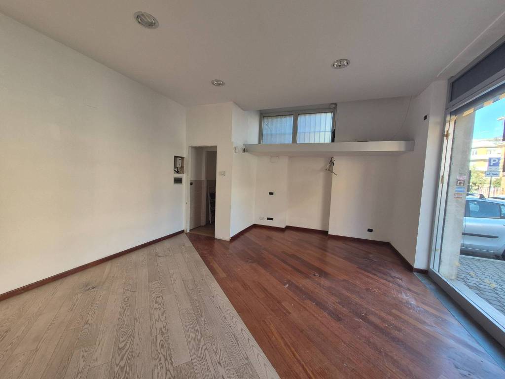 negozio in affitto a Ciampino