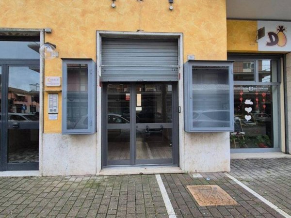 negozio in affitto a Ciampino