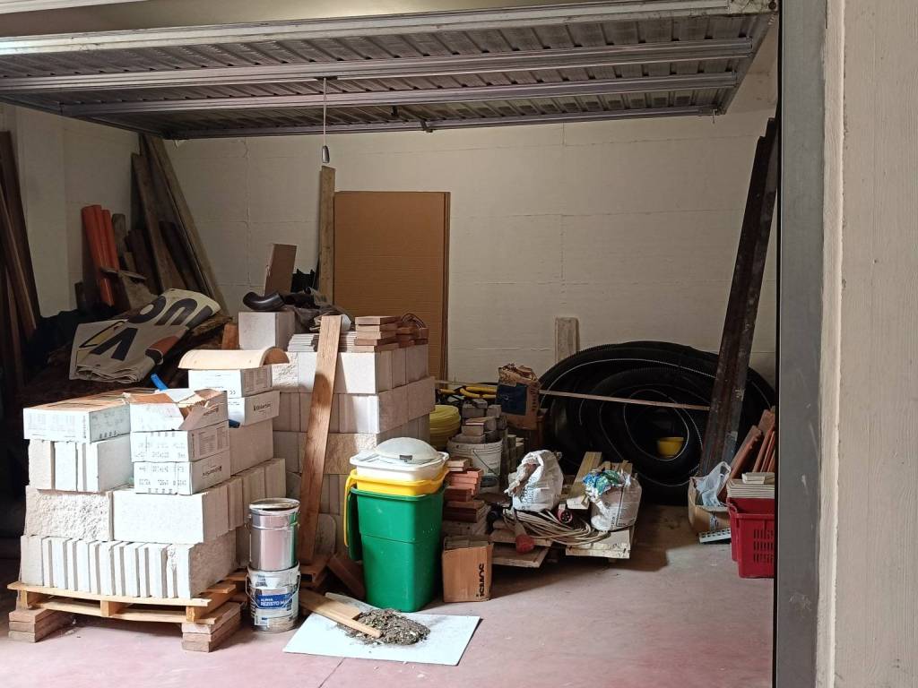 locale di sgombero in affitto a Ciampino