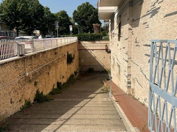 locale commerciale in affitto a Ciampino