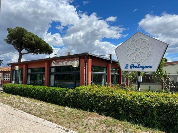 negozio in affitto a Fiumicino in zona Fregene