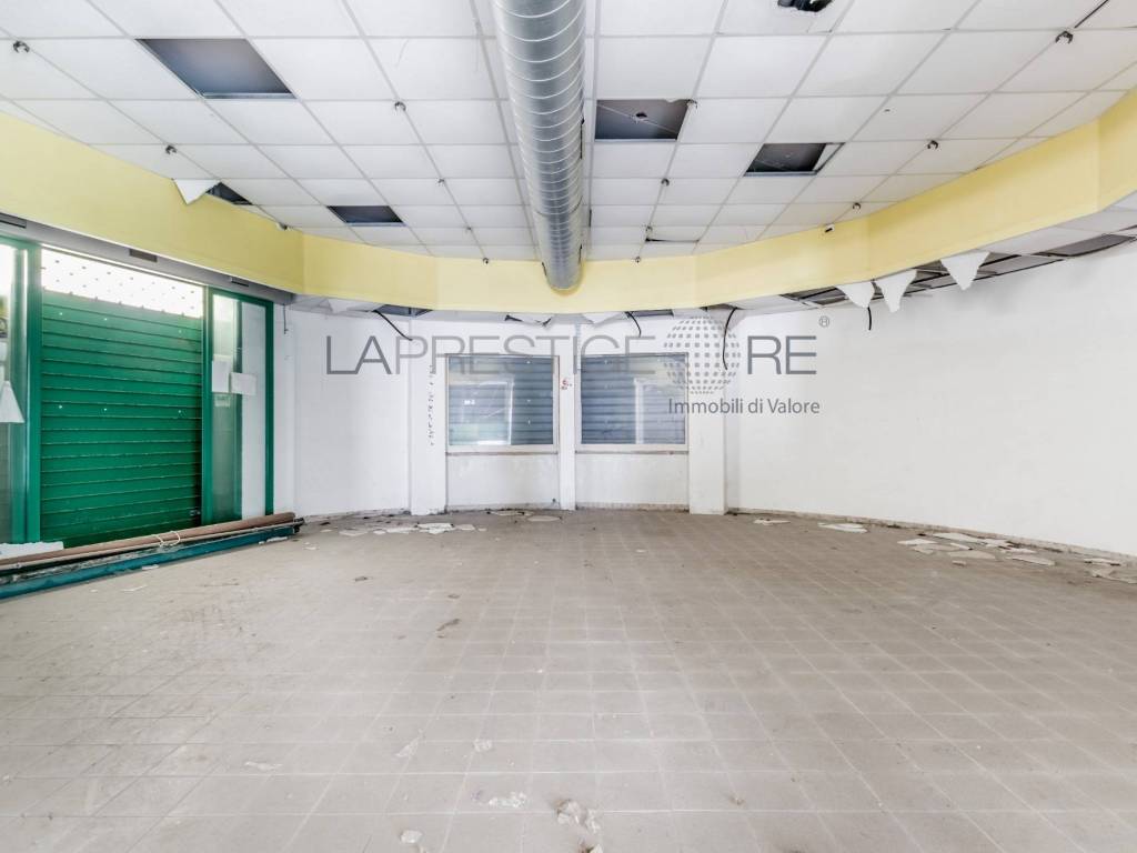negozio in affitto a Fiumicino in zona Fregene