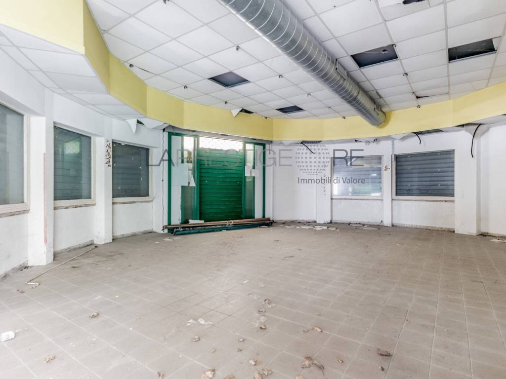 negozio in affitto a Fiumicino in zona Fregene