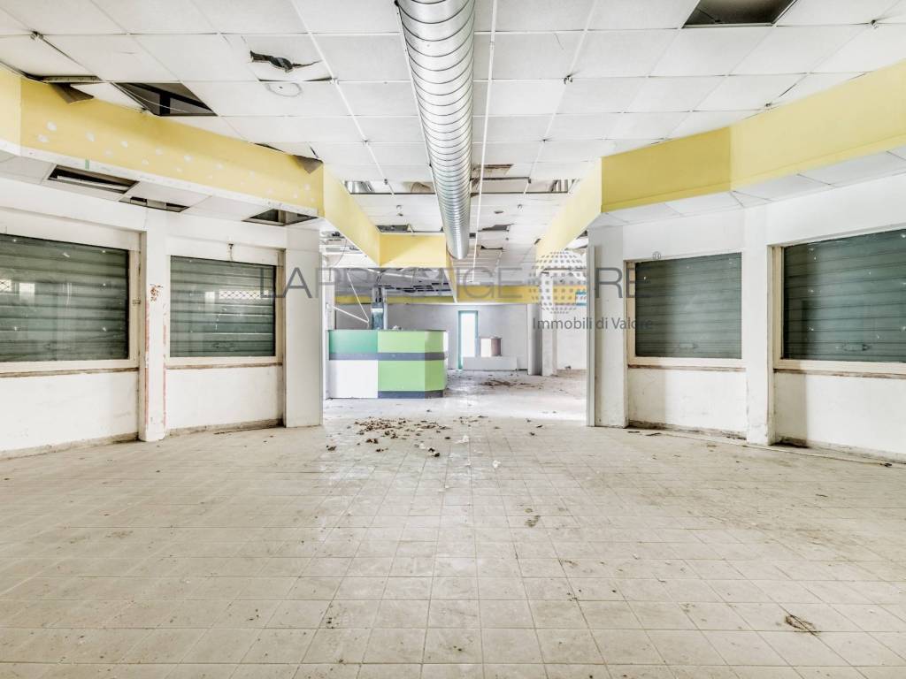 negozio in affitto a Fiumicino in zona Fregene