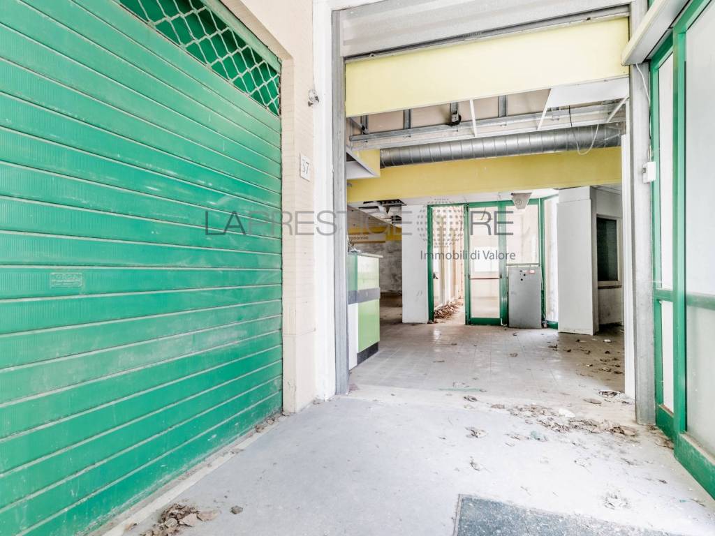 negozio in affitto a Fiumicino in zona Fregene