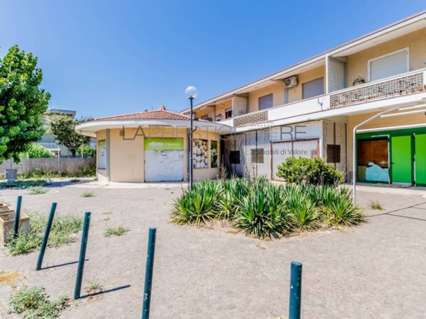 negozio in affitto a Fiumicino in zona Fregene