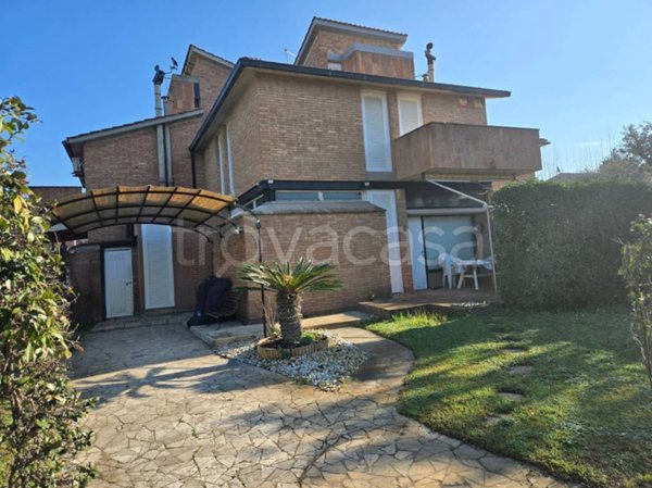 casa indipendente in affitto a Fiumicino in zona Fregene