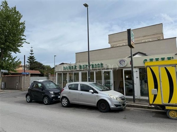 negozio in affitto a Fiumicino in zona Isola Sacra