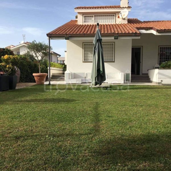 casa indipendente in affitto a Fiumicino in zona Fregene