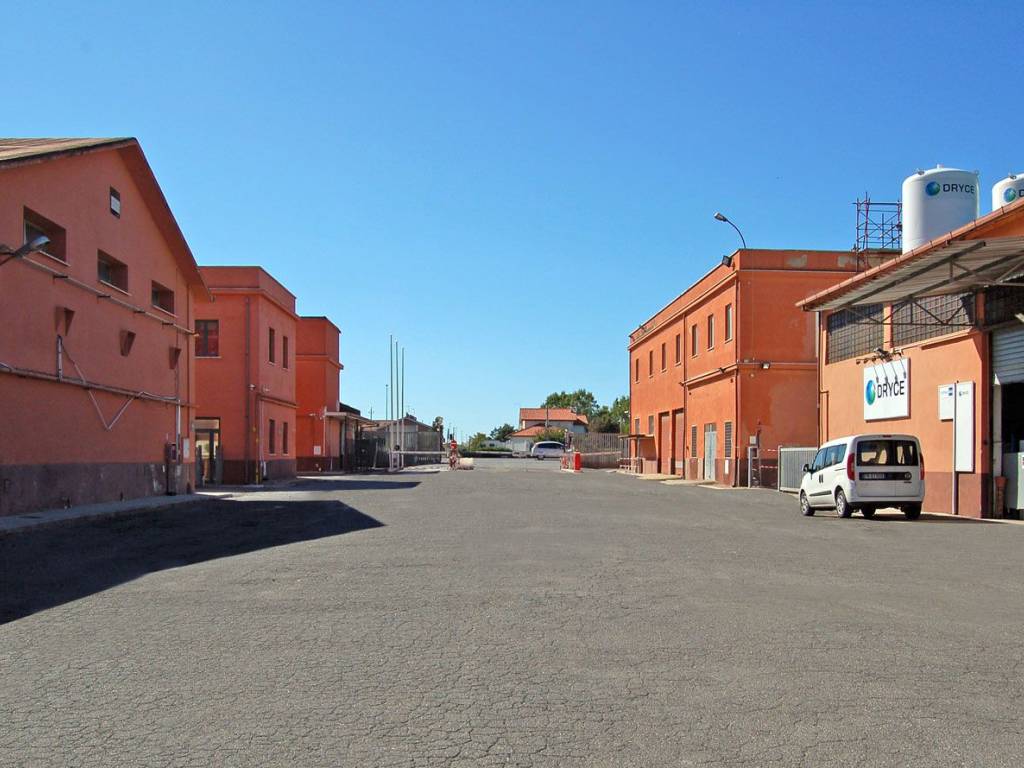 locale commerciale in affitto a Fiumicino in zona Isola Sacra