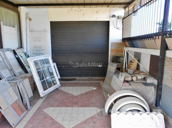 locale commerciale in affitto a Fiumicino in zona Isola Sacra