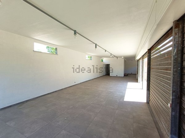 locale commerciale in affitto a Fiumicino in zona Isola Sacra