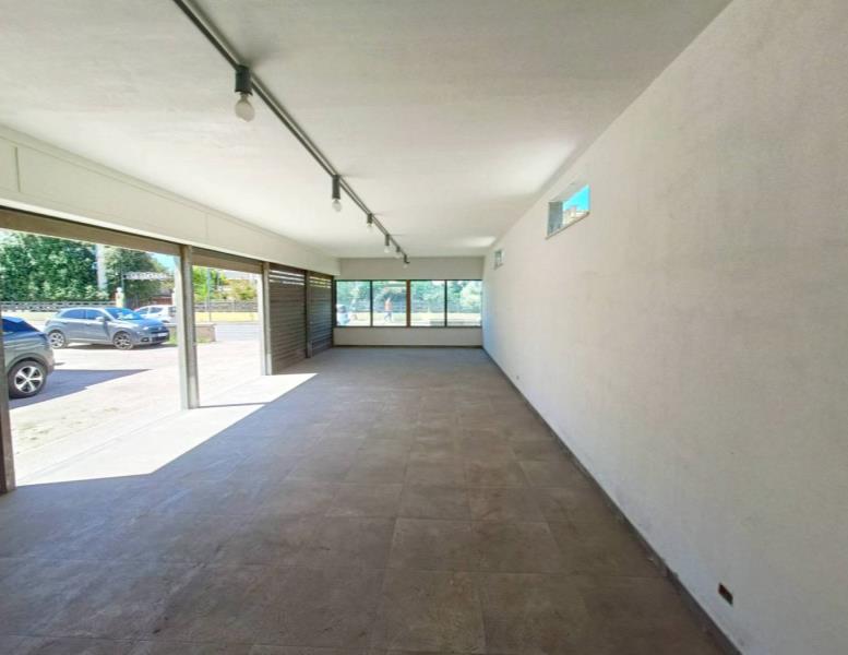 negozio in affitto a Fiumicino in zona Isola Sacra