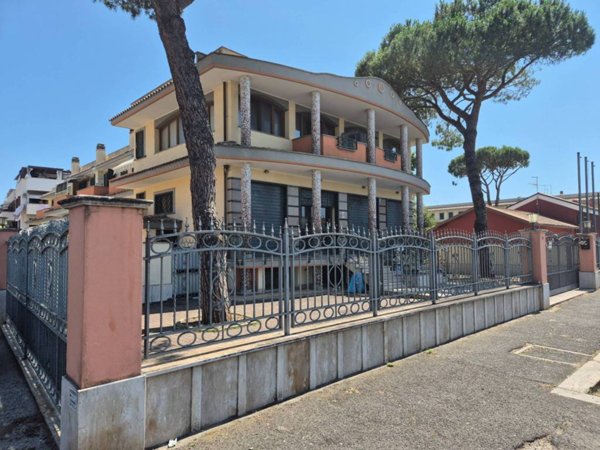 negozio in affitto a Fiumicino in zona Isola Sacra