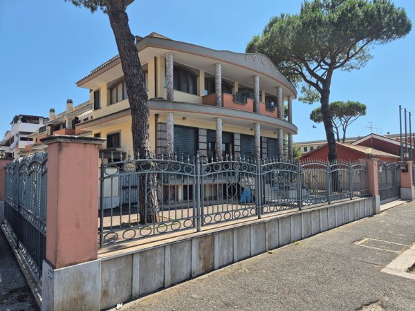 locale commerciale in affitto a Fiumicino in zona Isola Sacra