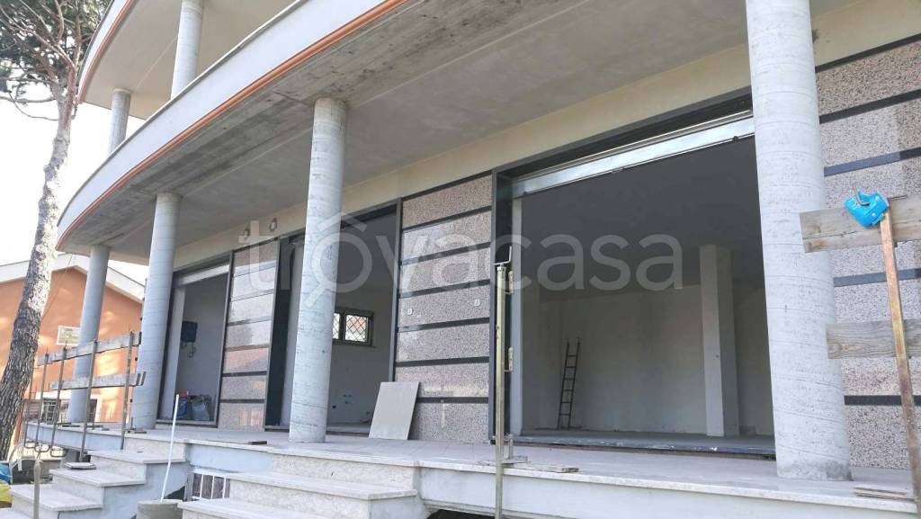 negozio in affitto a Fiumicino in zona Isola Sacra