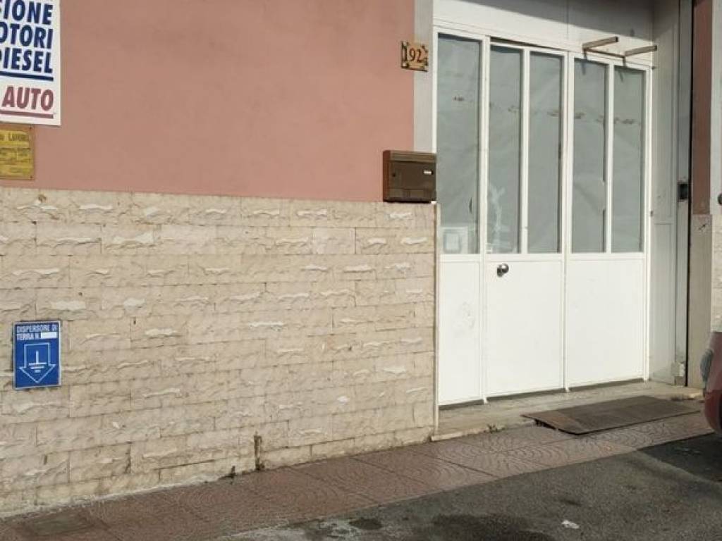 negozio in affitto a Fiumicino in zona Isola Sacra
