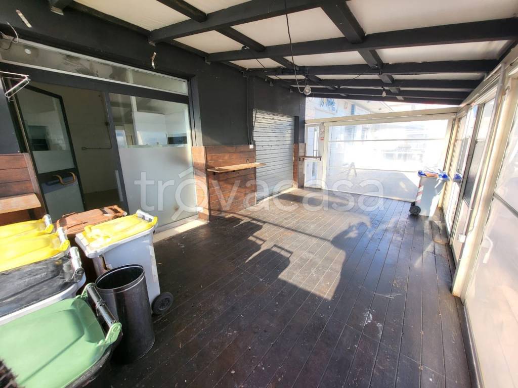 negozio in affitto a Fiumicino in zona Isola Sacra