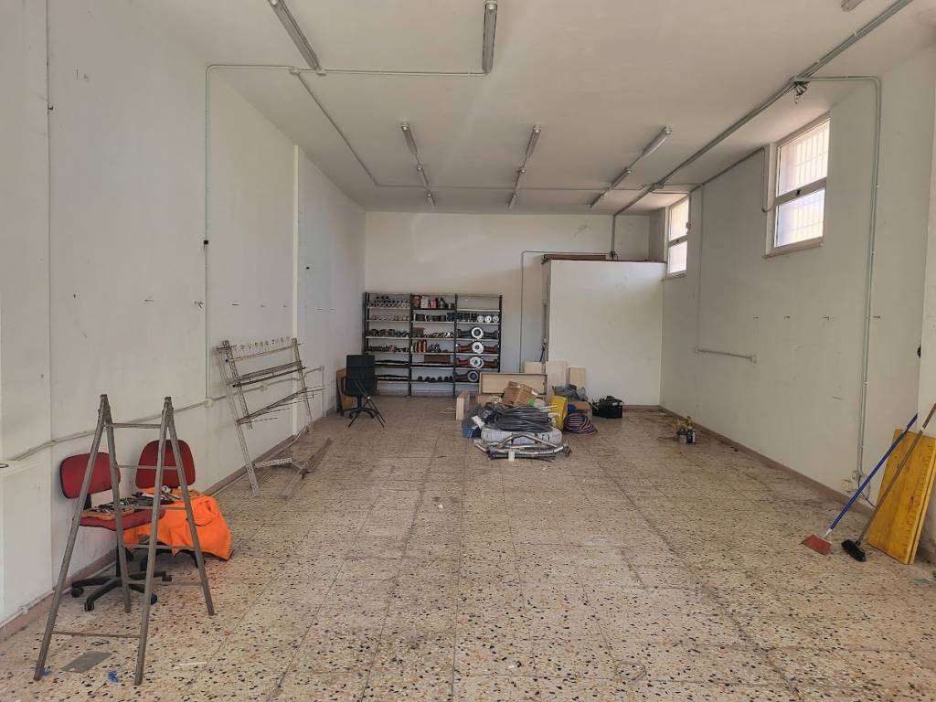 negozio in affitto a Fiumicino in zona Isola Sacra