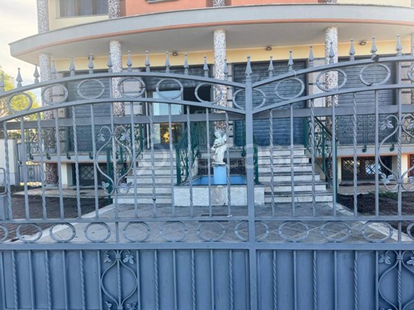 negozio in affitto a Fiumicino in zona Isola Sacra