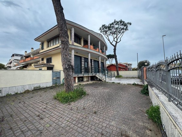 locale commerciale in affitto a Fiumicino