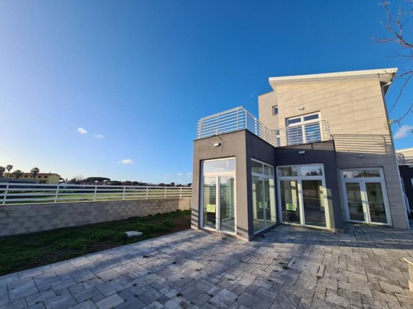 negozio in affitto a Fiumicino in zona Isola Sacra