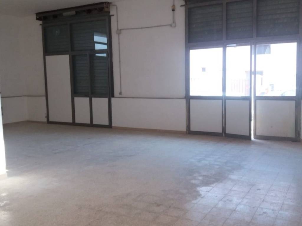 negozio in affitto a Fiumicino in zona Isola Sacra