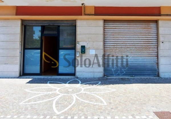 negozio in affitto a Fiumicino in zona Isola Sacra