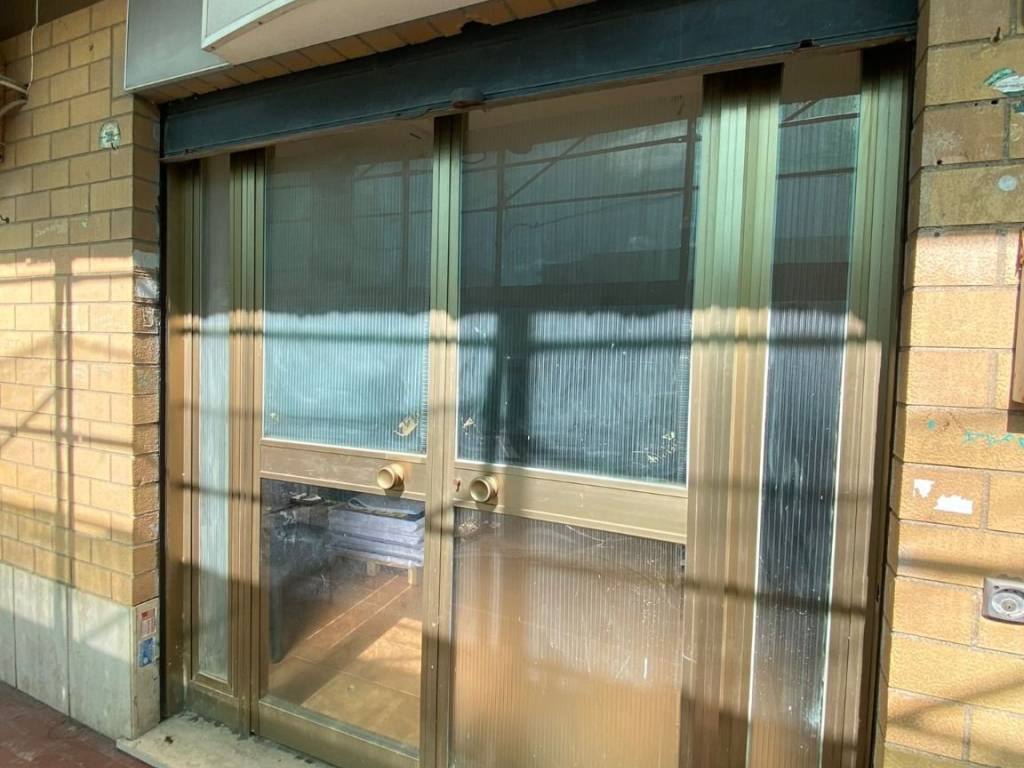 negozio in affitto a Fiumicino in zona Isola Sacra