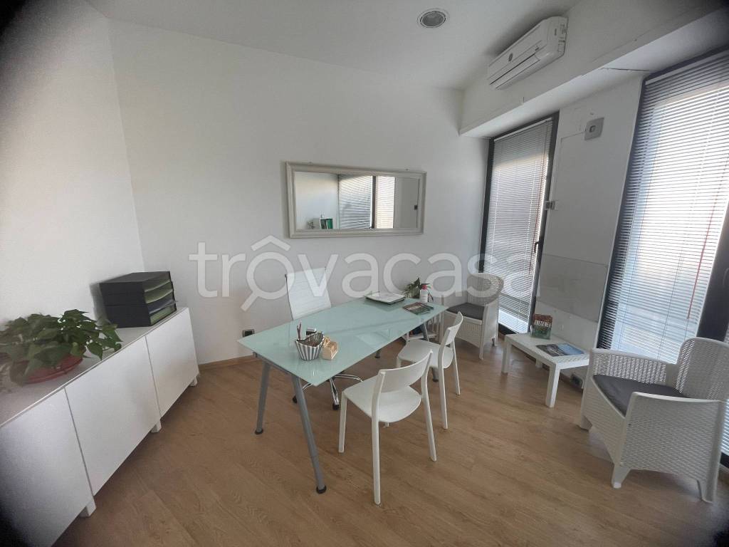 negozio in affitto a Fiumicino in zona Fregene