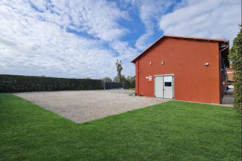 negozio in affitto a Fiumicino in zona Isola Sacra